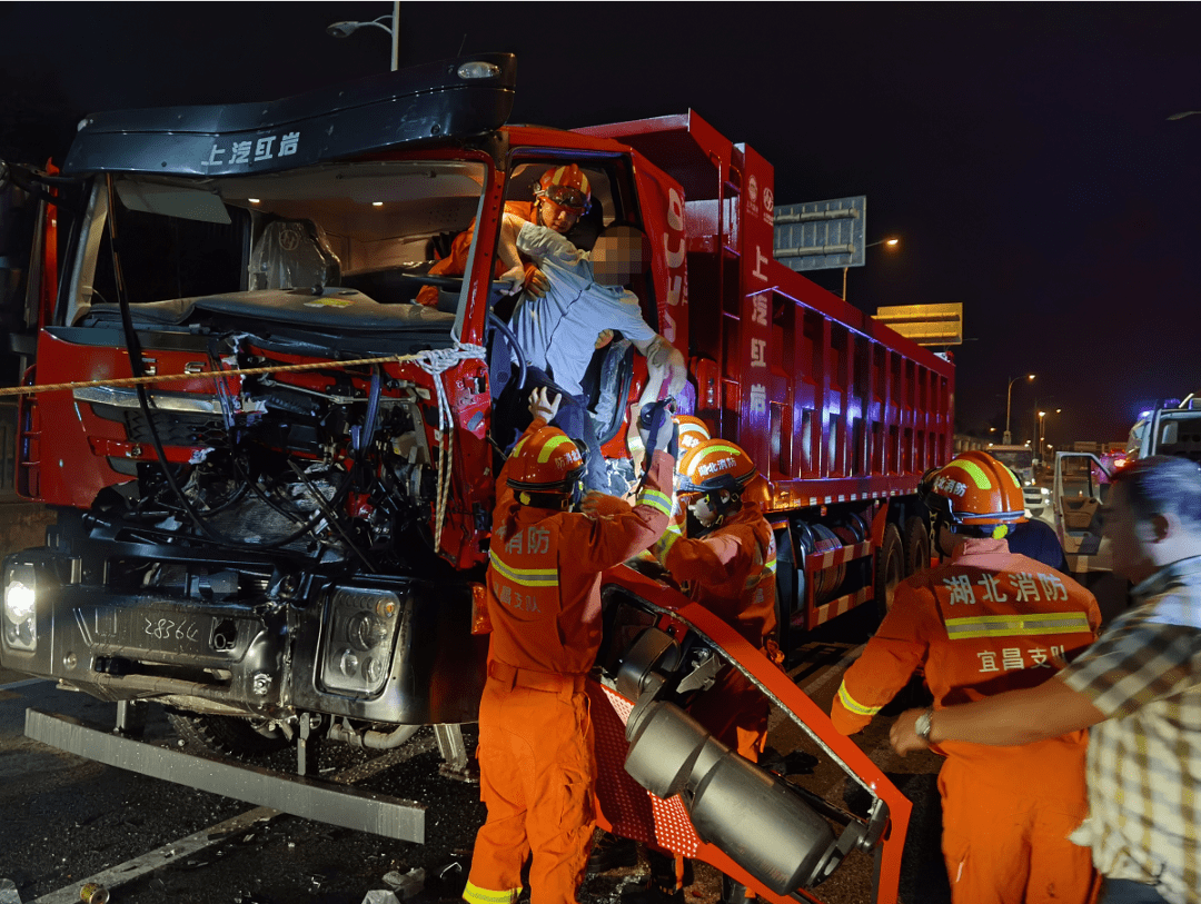 凌晨两渣土车追尾消防救出一名被困司机