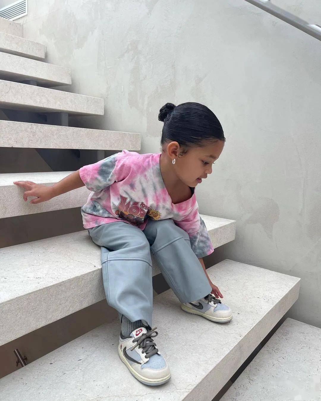 炒到了27万travisscott女儿上脚耐克xps5联名dunk倒勾