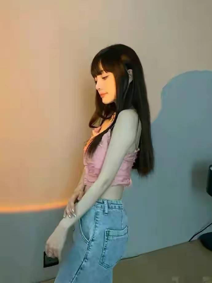 39岁李小璐穿着越来越大胆,大秀热辣身材