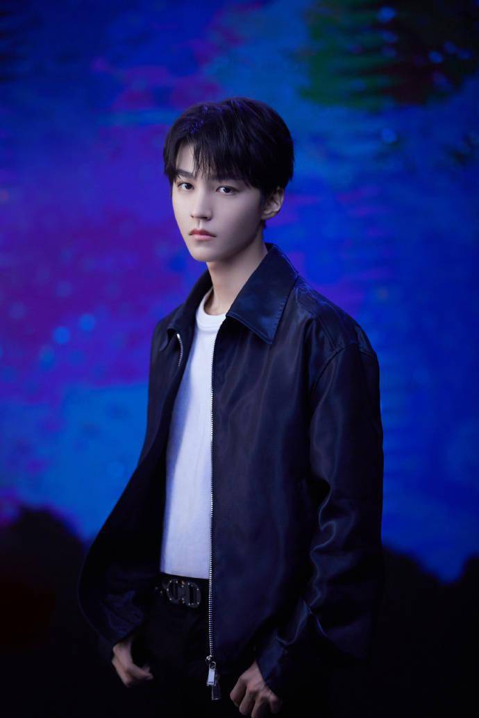 王俊凯工作室分享拍摄花絮十一宫格,一大波帅气凯boss助力开启元气