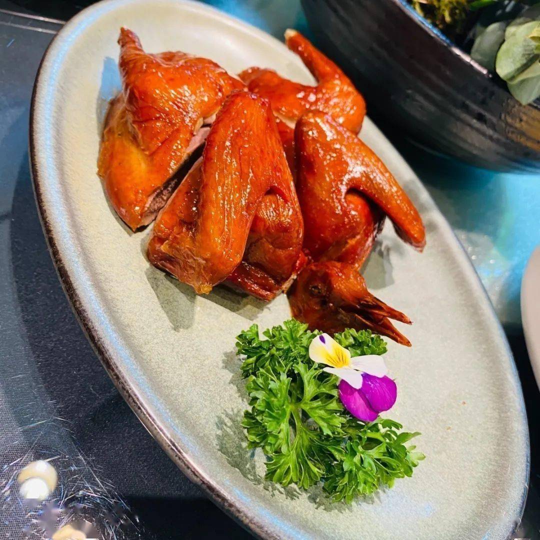 【恒悦荟】的脆皮炸乳鸽可是粤菜必点 严选的乳鸽经过吊烧至八分熟