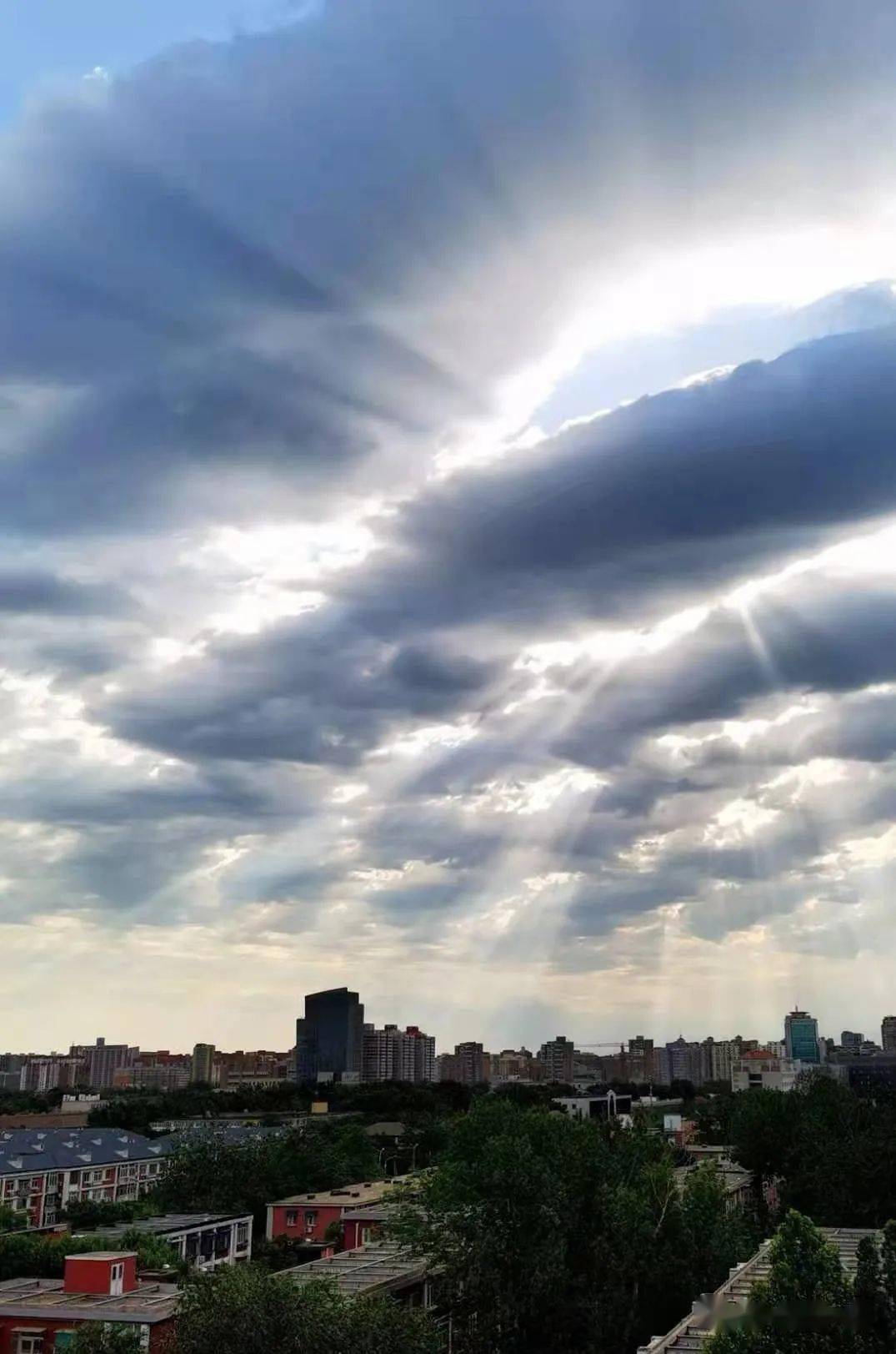 北京夏日晨雲美景