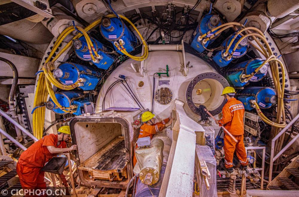 2021年5月25日,建设者在江苏省南京市和燕路过江隧道盾构机操作室内