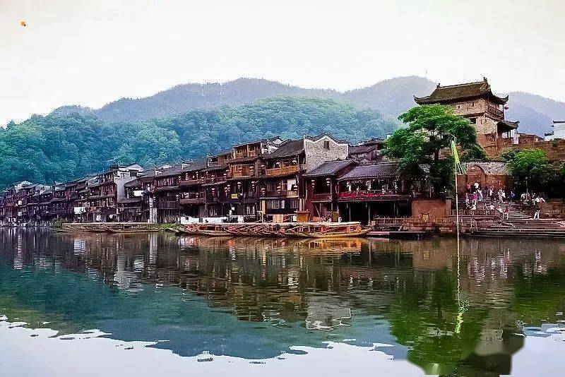 凤凰古城在哪个市哪个镇哪个县 b9f2f6a810c84376a6f476656f90b7eb.jpeg