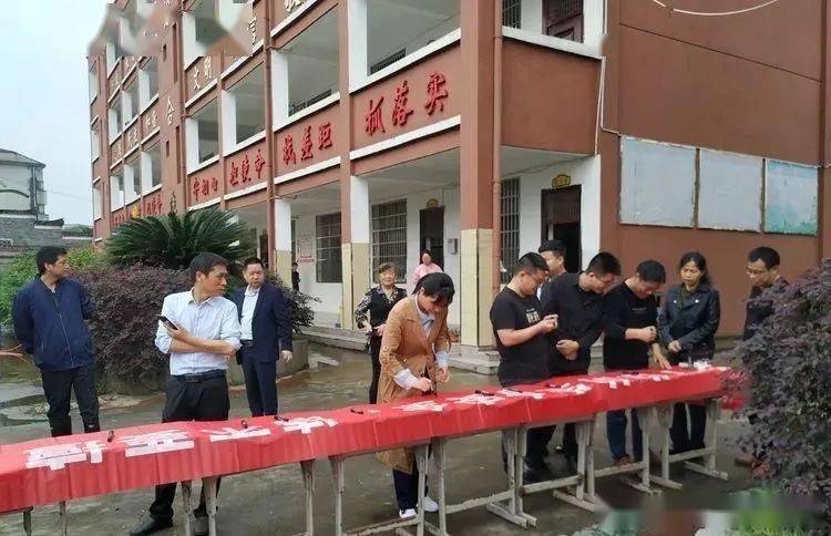 青泥中学开展防溺水签名活动