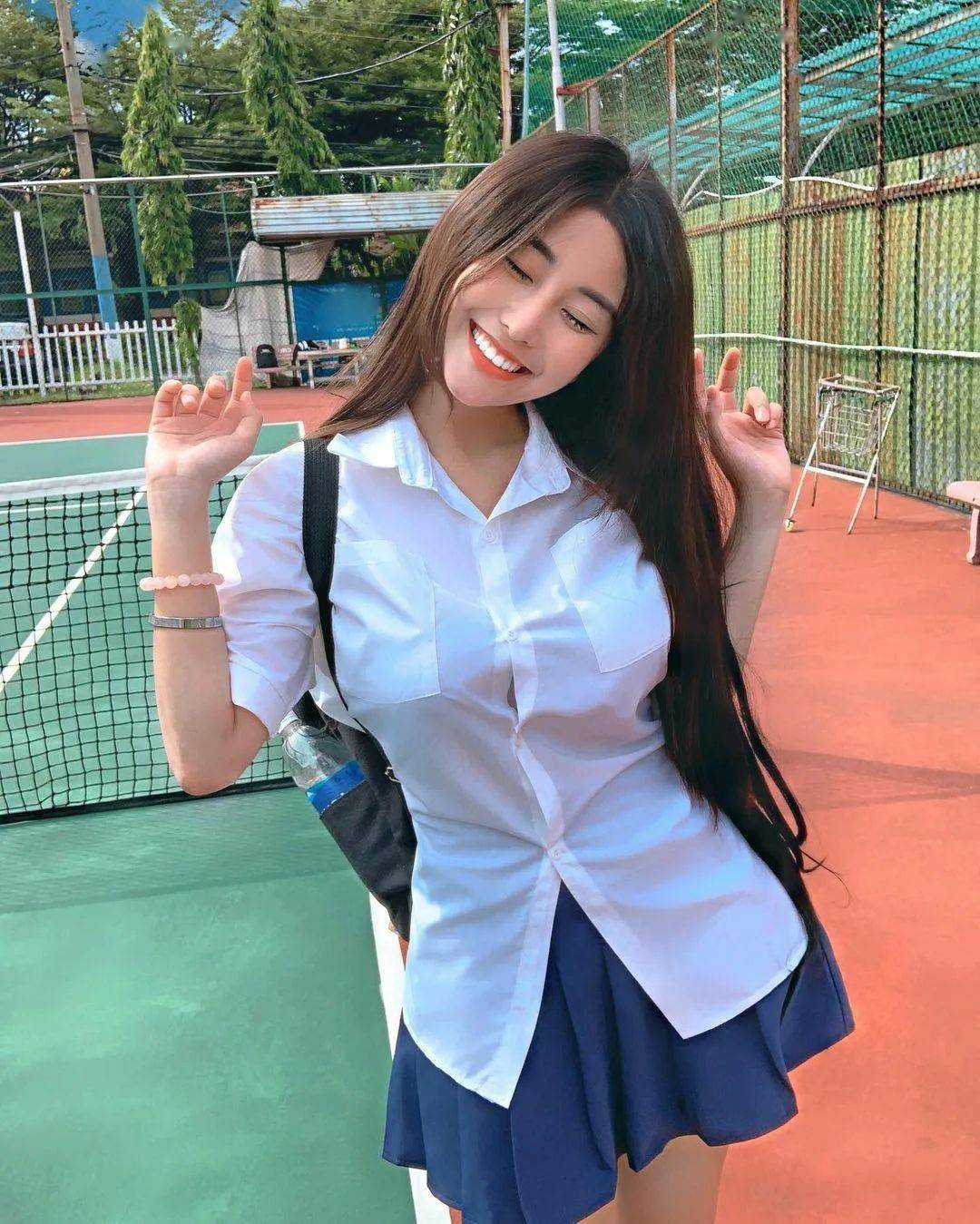 20岁初恋脸纯欲少女连校服都藏不住她的好身材这也太哇塞了