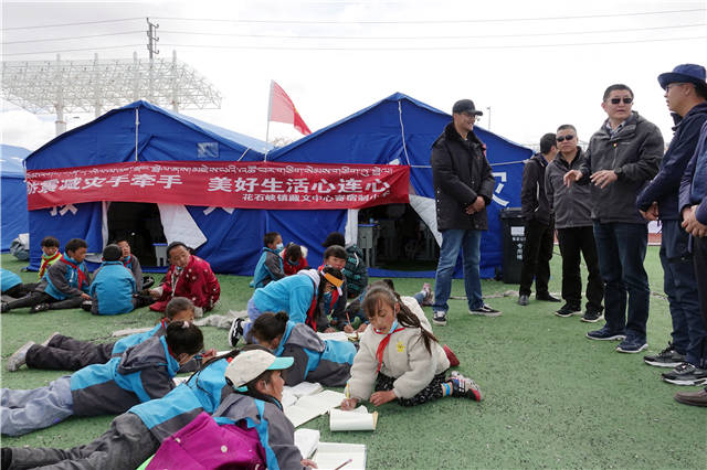 湖鄉寄校,黃河鄉寄校4所寄宿制中小學的1660名學生目前都在帳篷裡上課