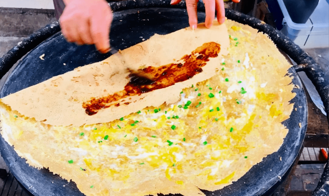 新昌春饼形如圆月,薄如纸张.