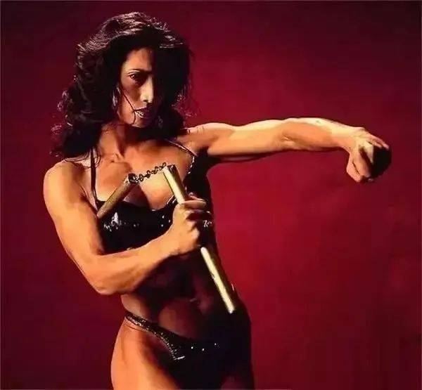 记得赌神中的骰子女神吗现实中的身材竟如此有料