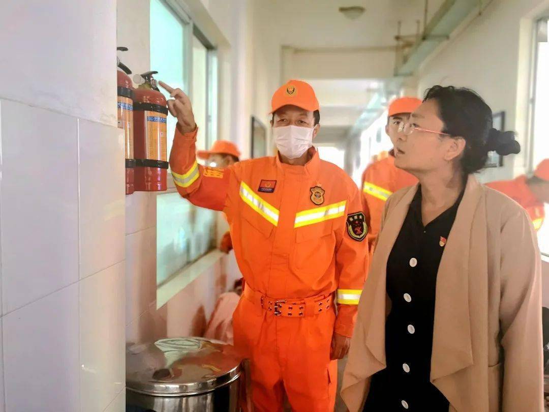 头条支队党委成员蹲点地震灾区安置点检查指导