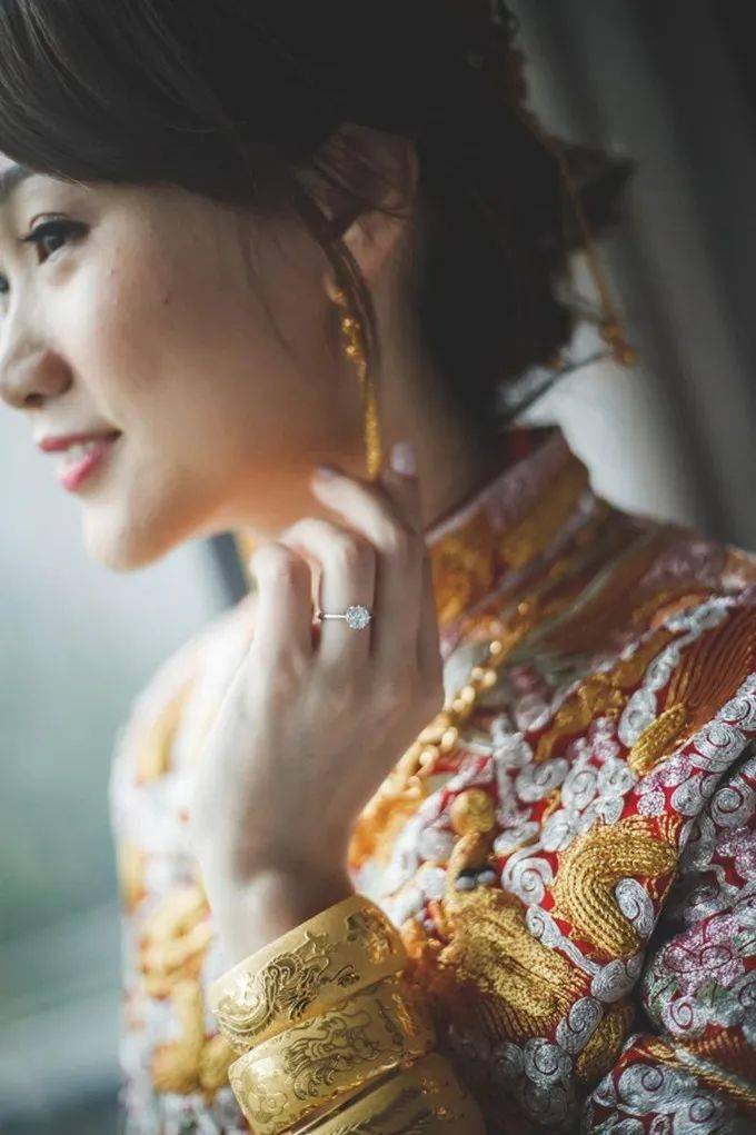 恭喜29岁tvb女星骆胤鸣出嫁戴16只金镯显阔气曾嫌聘礼不够多