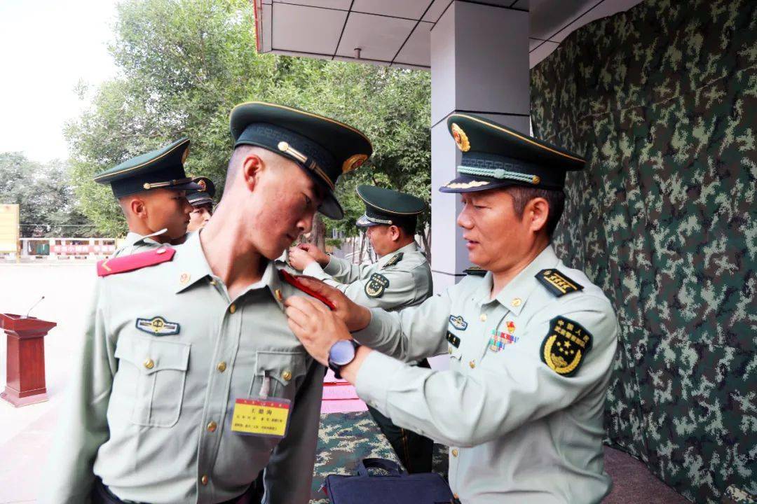 现场感受新兵授衔的荣光时刻!