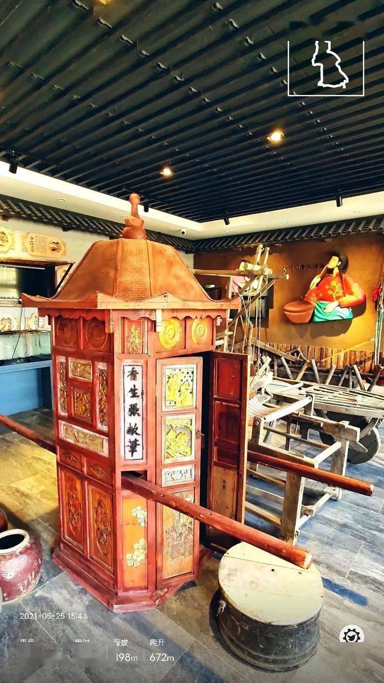 馆内面积不大,摆放了很多我没见过的东西,这个是轿子吧,怎么这么小?