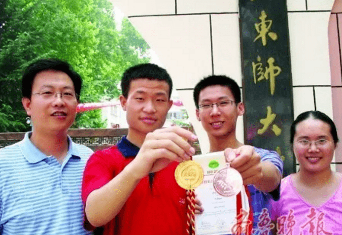 看完他的背景后,没人敢说话了!