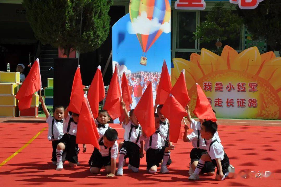 《紅星閃閃》小一班舞蹈串燒《中國麼麼噠》中二班打擊樂演奏《大地