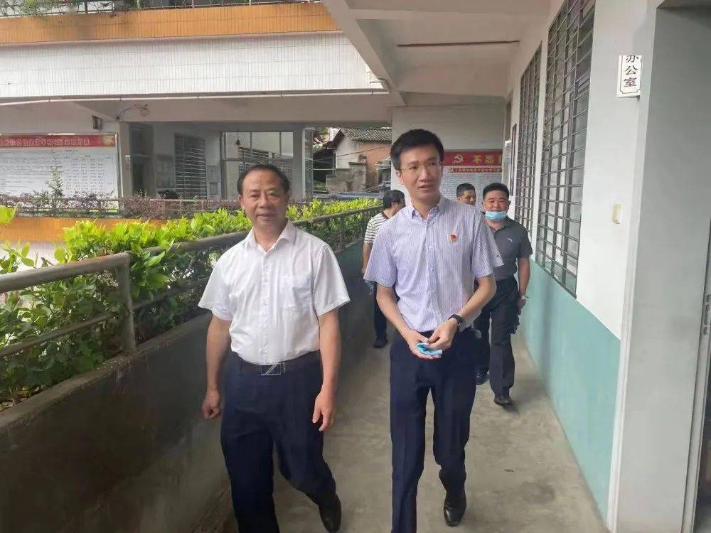 张慕智一行先后来到东区小学,登俊小学,中心幼儿园