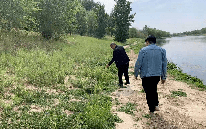 西白辛庄村修建防汛泄洪水渠▲铁匠营村工作人员检查清理雨篦子▲回