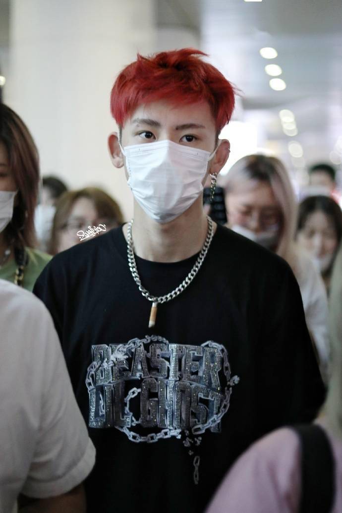 蔡徐坤justin小鬼今日份行程路透 六月第一趟飞行/高铁look各显风范