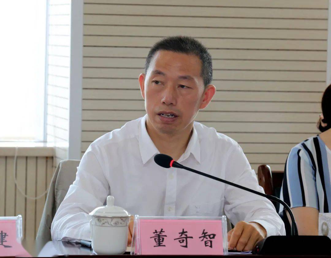 宜宾市委党史研究室(宜宾市地方志办公室)主任李勇在会上发言内江市委