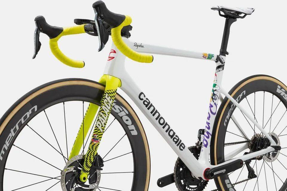 的专属标识,毫无疑问又是 virgil abloh 凡尔赛的一天,专属联名自行车