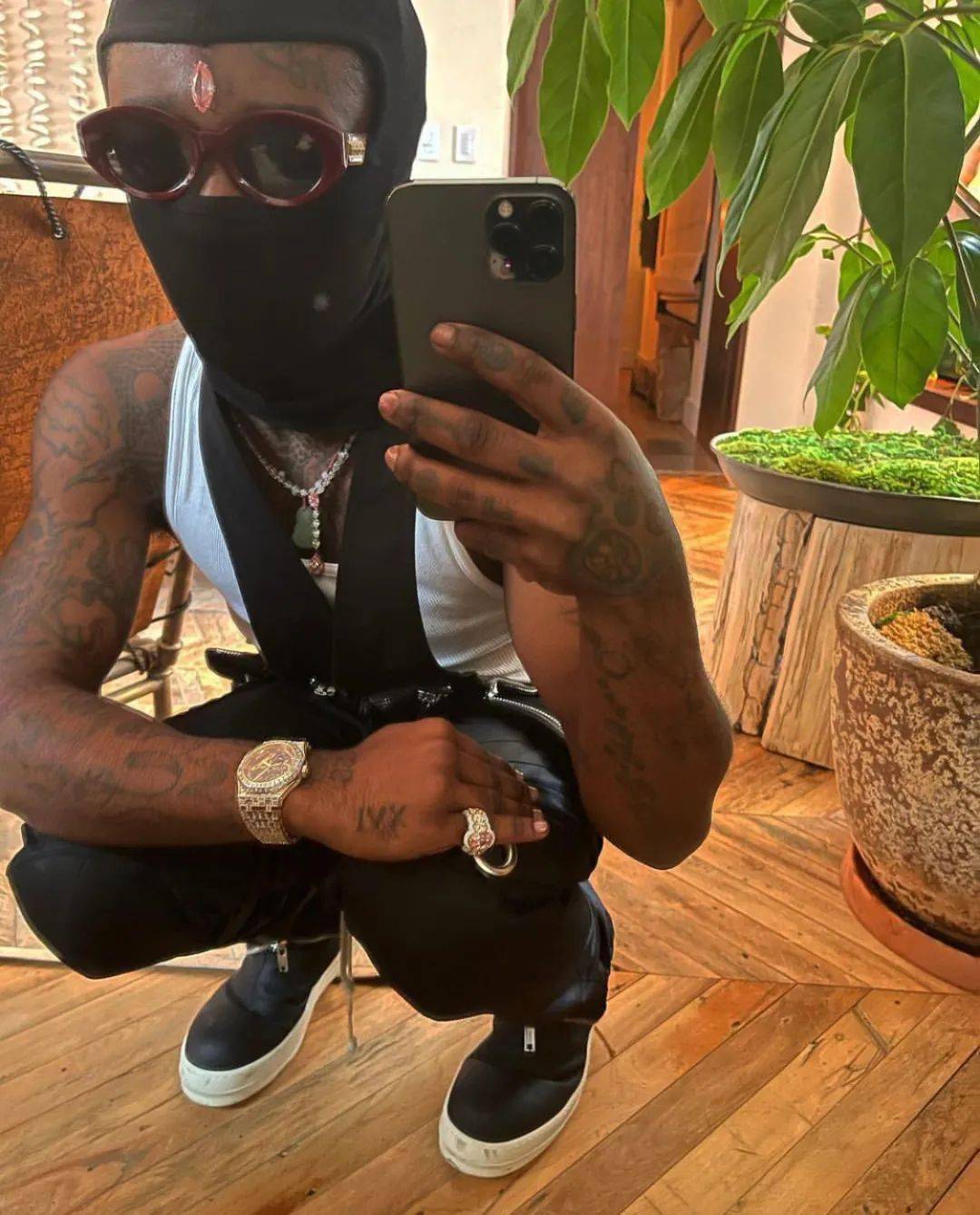 uzi vert 的 instagram 日常自拍动态来看照片中的他化身匪帮少年