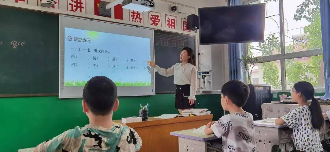 沁阳最美教师陈佩上榜速来助力打call