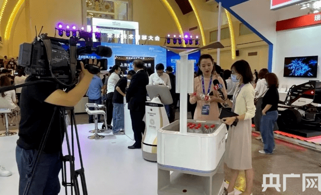 机器人|浦江创新论坛：特斯联泰坦机器人登上主宾国展台C位