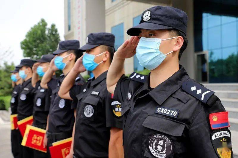 为443名辅警授衔提高工资待遇