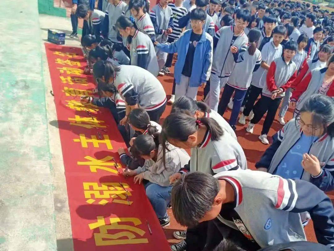 马庄镇芍药山小学马庄镇芍药山小学利用早上升旗仪式开展了防溺水安全