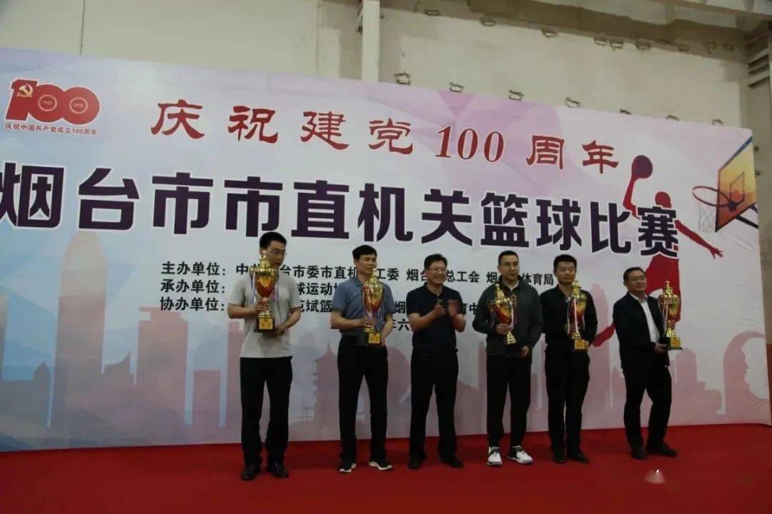 市体育局副局长王迪,总教练范斌 共同颁发优秀组织奖