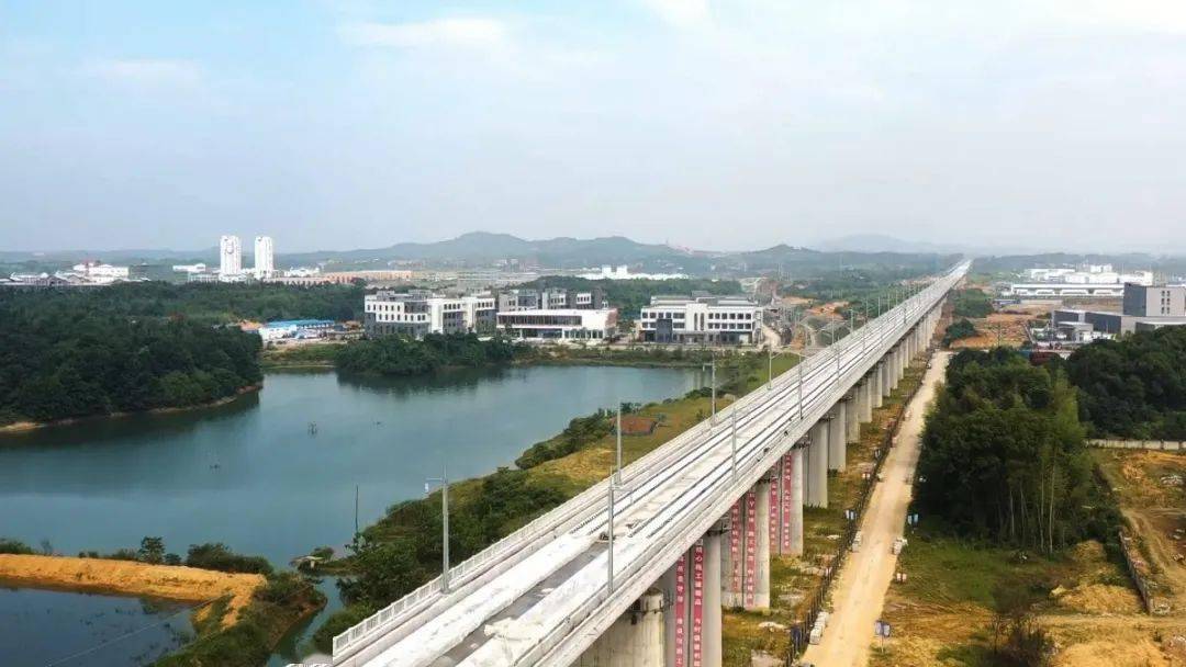 25公里的黄黄高铁蕲春段已经进入无砟轨道铺设冲现阶段,电器化改造