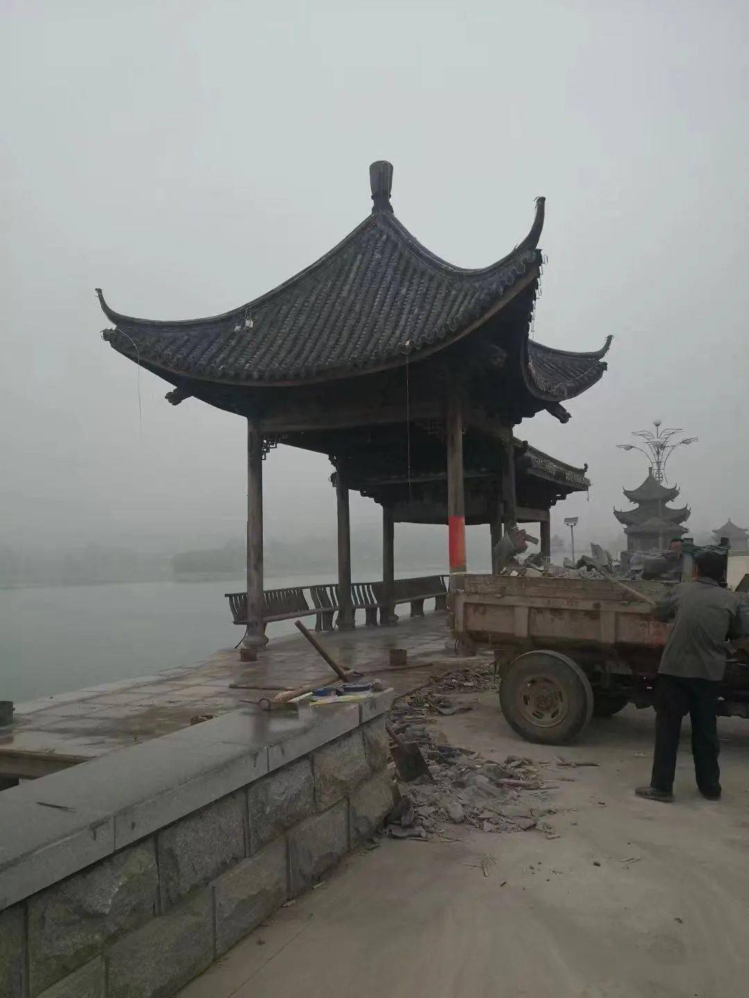 天湖凉亭子又塌了一个