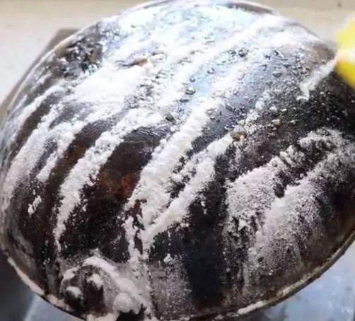 锅底漆黑油垢多只需撒点粉末锅底再脏也能干净锃亮