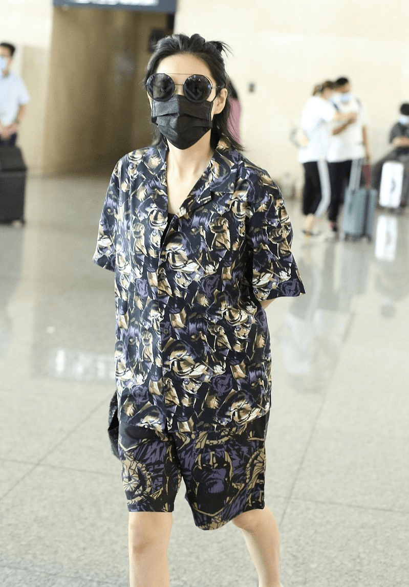 军嫂张馨予真挺给力狼尾发型又a又飒花色穿得不浮夸