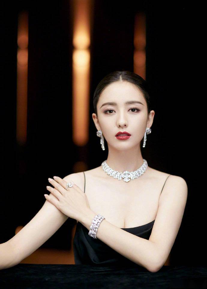 陈思诚离婚后带儿子出行,陪朵朵玩游戏画面温馨