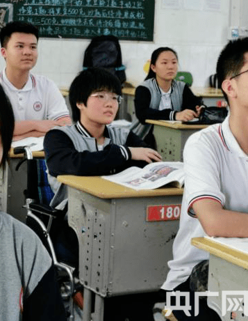 获得"自强少年"荣誉称号时,蔡雨含还是上饶市第四中学的一名初中生,她