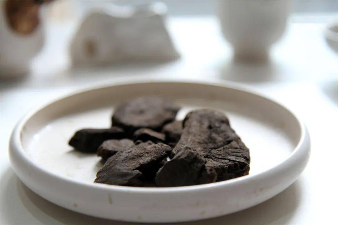 大黄炭很多中药饮片,均为经人工用酸,热,水等处理天然生药而得,如此而