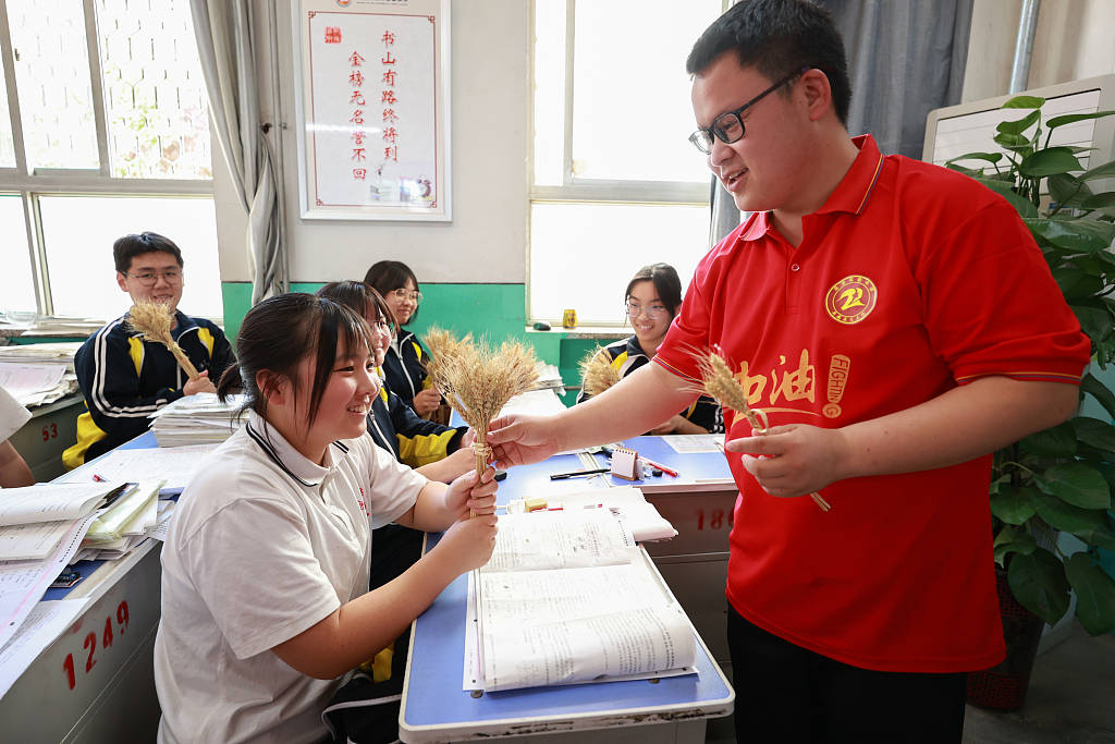 河北保定一中学送麦子祝福高三学生高考丰收