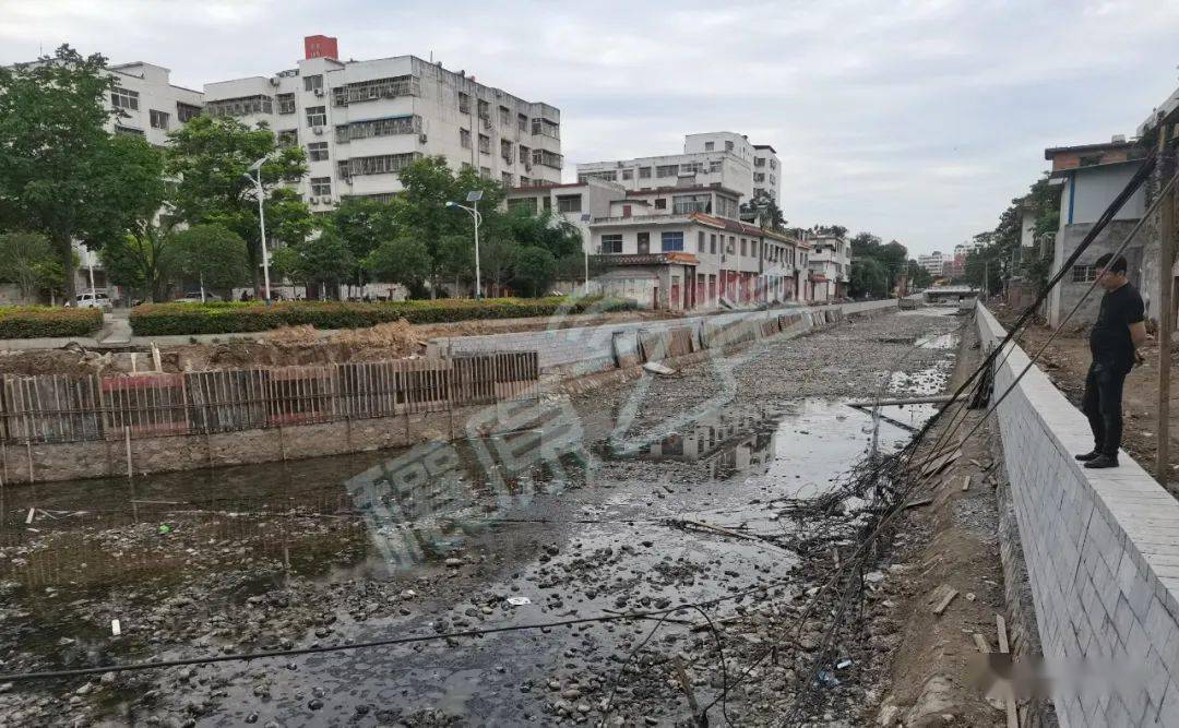 邓州古城广场西角开拆!东河街桥封闭!市政府对面已经._护城河