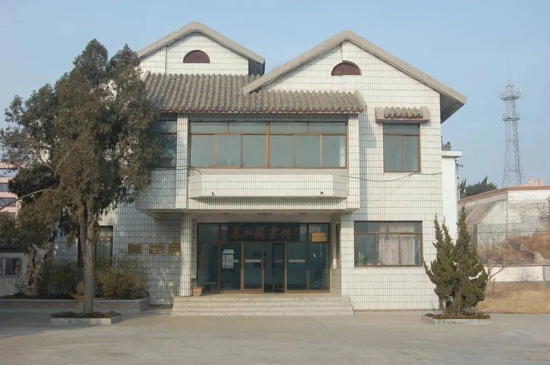 1988年,慕湘将军去世后,遵照其遗嘱,将其一生珍藏的古籍善本,名人字画