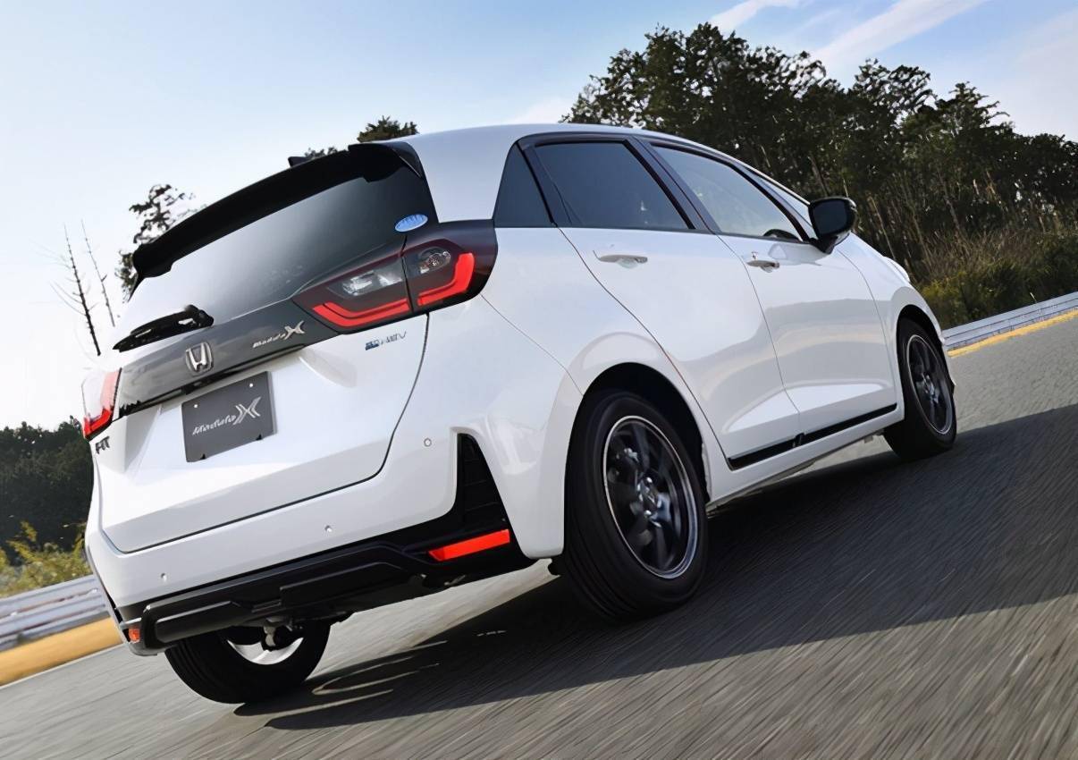 本田飞度运动版亮相!1.5混动 cvt,预售10万,犀利外观真帅气