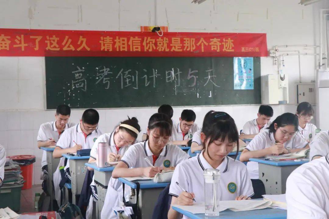 泪奔高考前最后一课这些画面又暖又燃