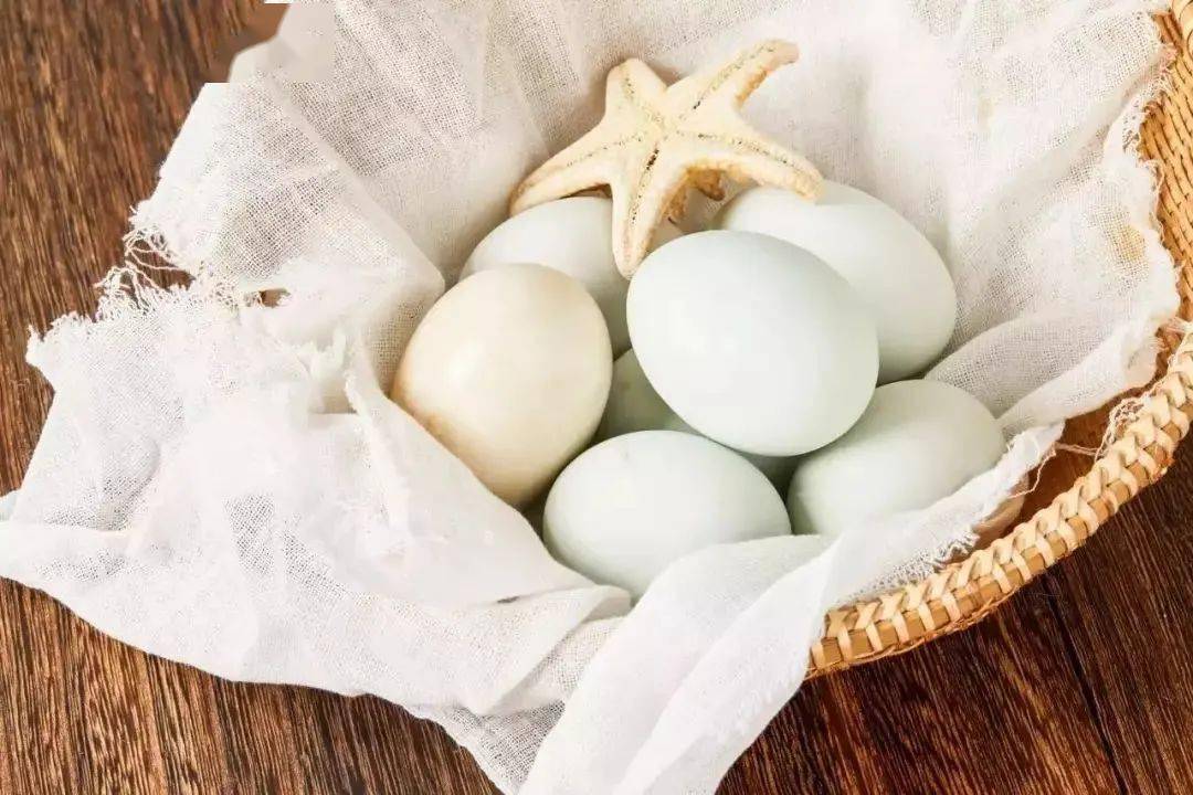 海鸭蛋怎么做才能爆油 d36176bb18144fc5a78e26c011def62e.jpeg