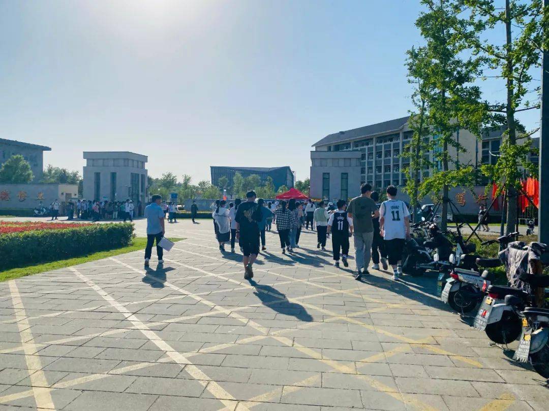 来到高考考点看考场许多考生或结伴,或在父母的陪伴下涟水高考考点向
