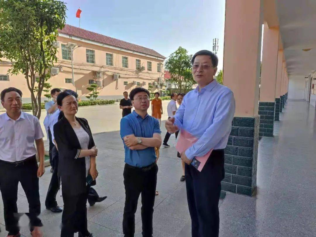 邓州市政府副市长刘红梅,教体局党组书记,局长冯明雨全程陪同了调研