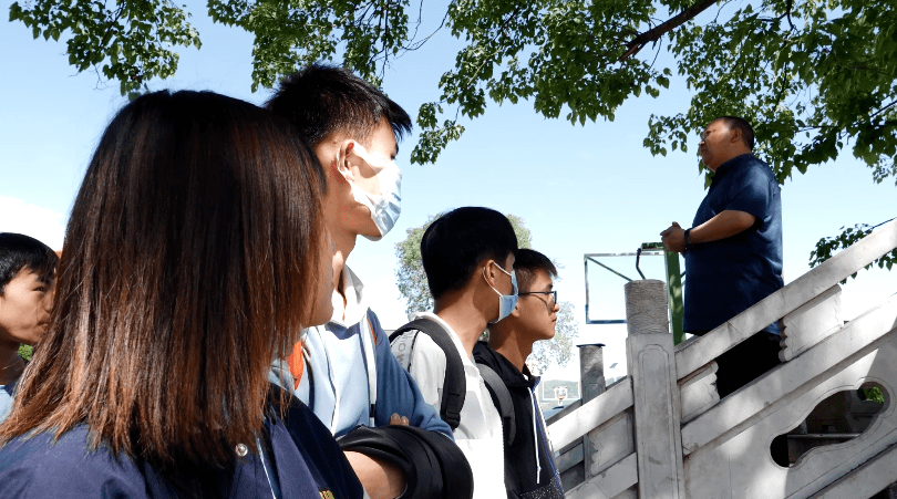 在大方县坡脚中学,高三学子身披无数人的牵挂和期望,即将踏上他们高考