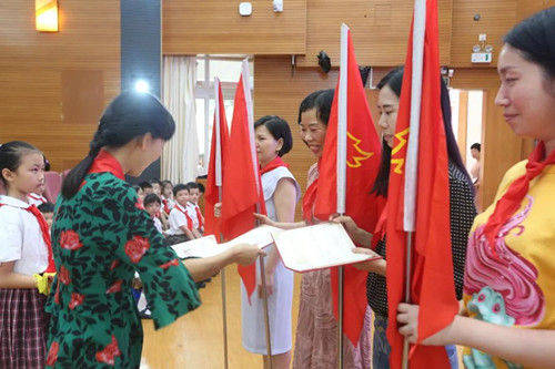 原创红领巾心向党潜龙学校90名学生光荣加入少先队