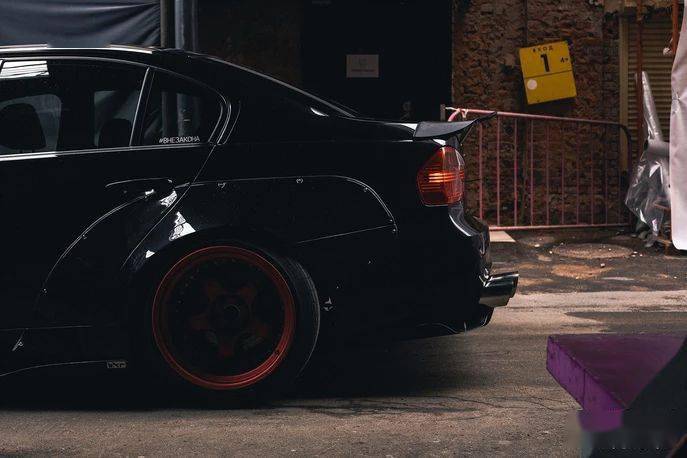 宝马宽体e90黑武士改装案例