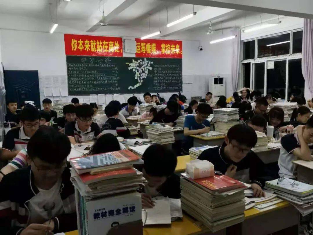 正在努力的他们浓浓的学习氛围感染着每一个人高考在即,高三学子仍在