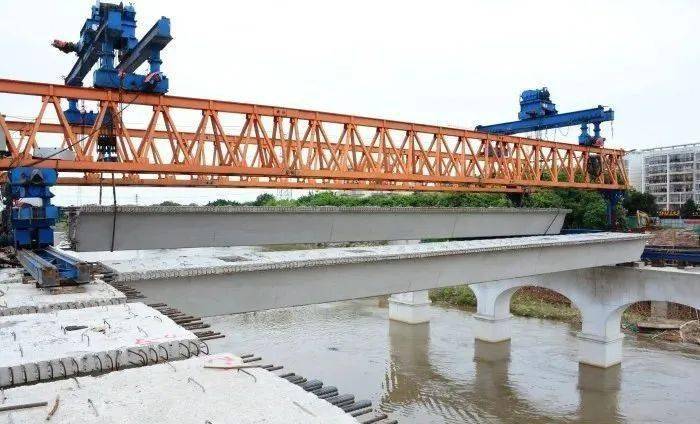 一桥飞架南北横跨南流江的新民桥开始架设箱梁